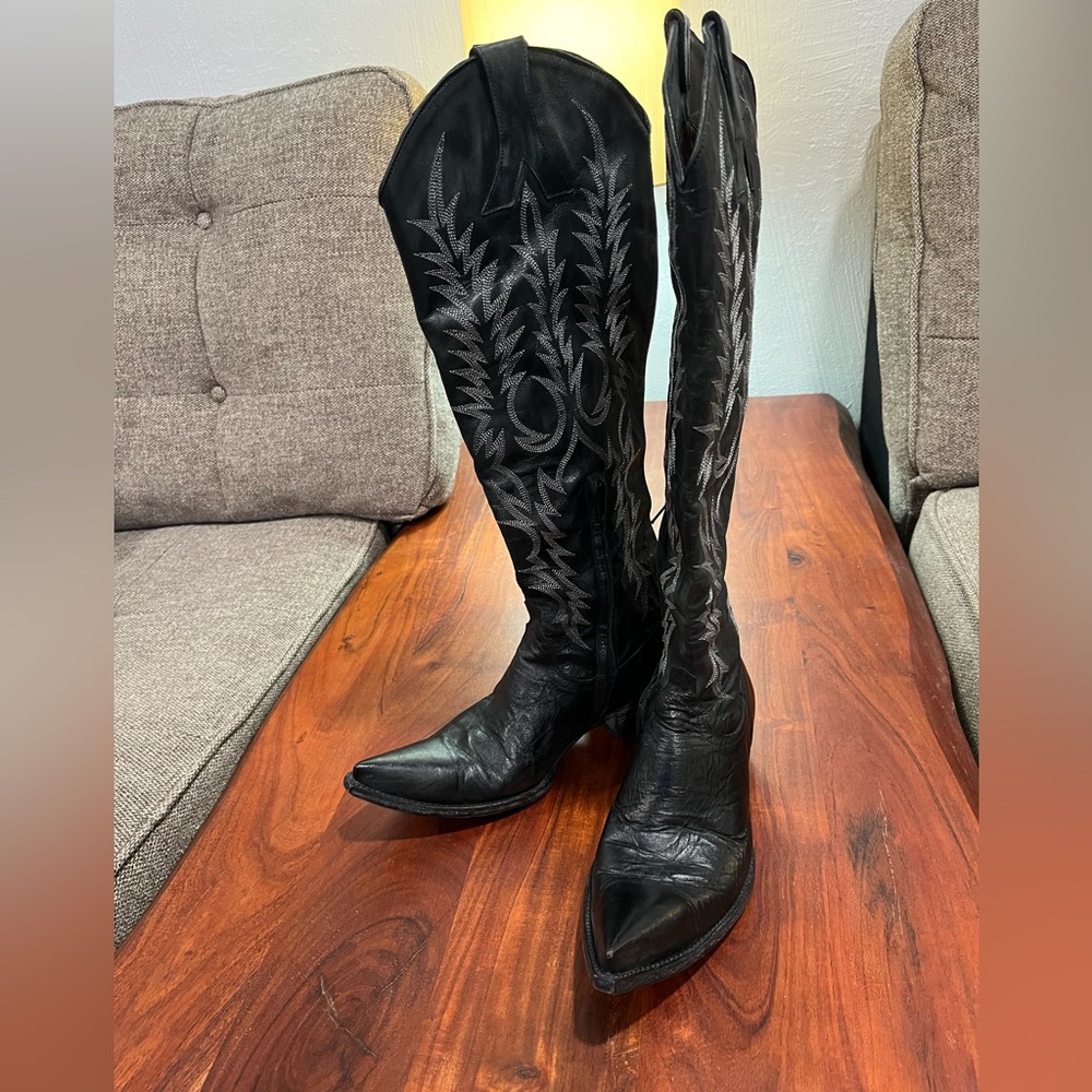 Old Gringo, gently used, Black w/Silver stitch, 19” top to heel, 15” Calf.